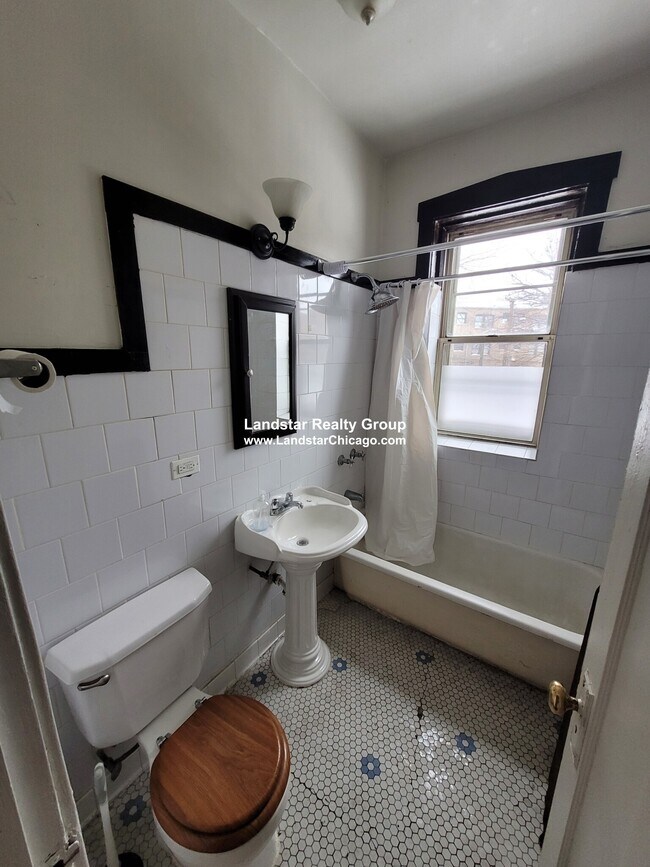 Building Photo - 4354 N Elston Ave