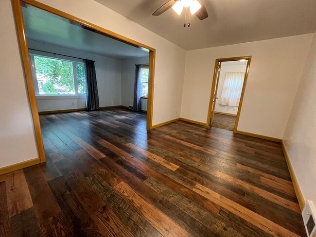 Building Photo - Spacious Main Level 3 Bed/1 Bath Apartment!