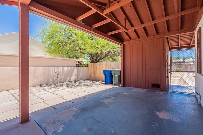 Building Photo - Charming 2 Bedroom, 1 Bath Home with 951 S...