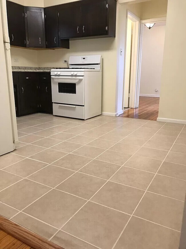 Kitchen eat-in area - 331 Custer Ave