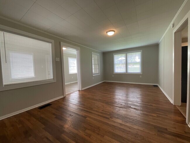 Building Photo - NOW OFFERING HALF OFF FIRST FULL MONTH IF ...