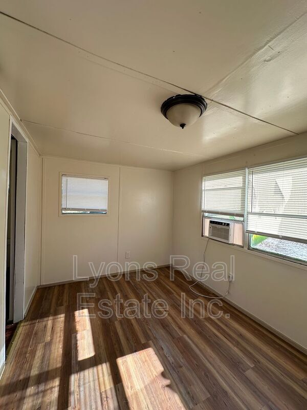 Building Photo - 7849 Suncoast Dr