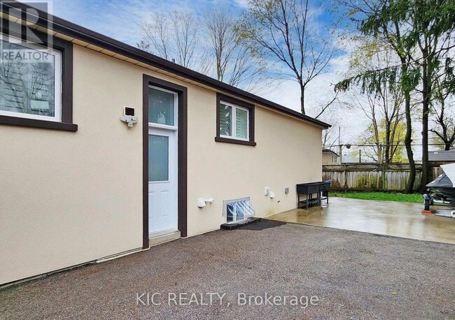 Building Photo - 226 Browndale Crescent