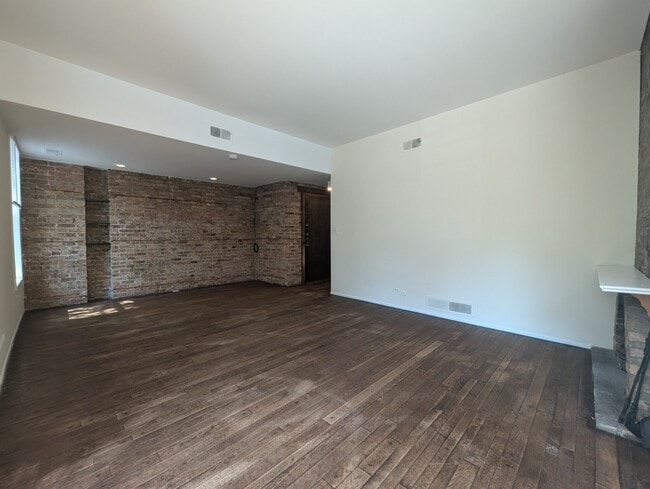 Building Photo - 2900 N Broadway