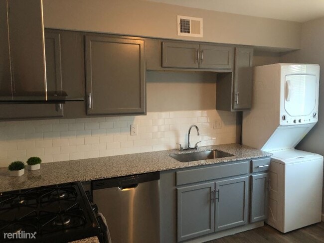 Building Photo - 2 br, 1 bath Townhome - 8242 Monroe Dr
