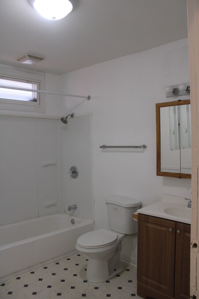 Bathroom 1 - 84 Front St