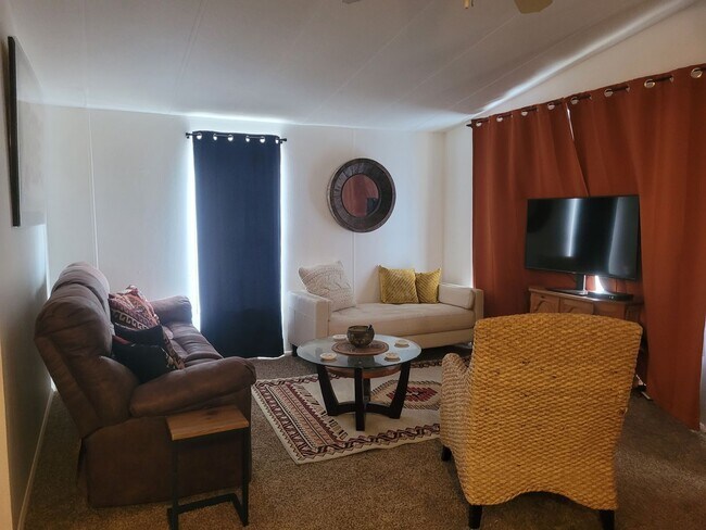 Foto del edificio - Renovated 3-Bedroom Oasis Near Colorado River with Stunning Desert Views