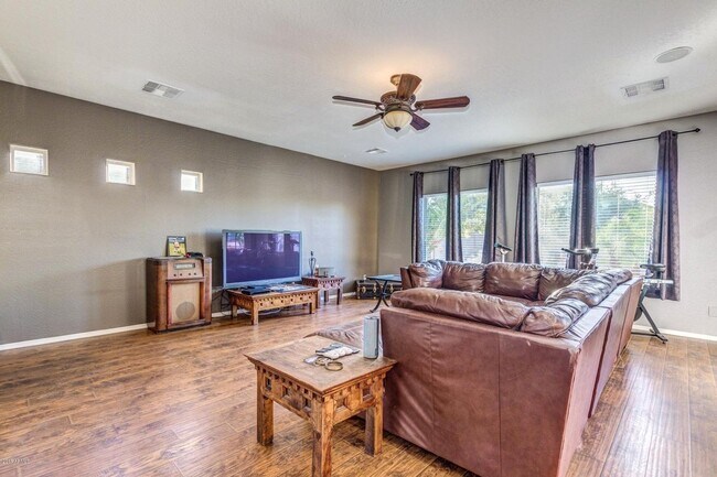 Building Photo - Gorgeous 5 Bedroom 3.5 Bath Stetson Valley...