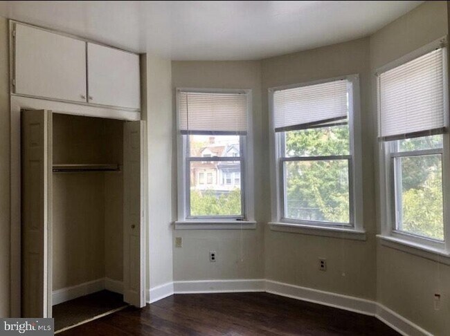 Building Photo - 6148 W Columbia Ave