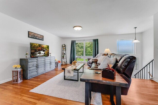 Building Photo - 521 Woodhaven Dr