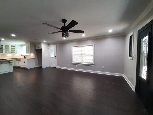 Foto del edificio - 6115 Glen Lee Dr