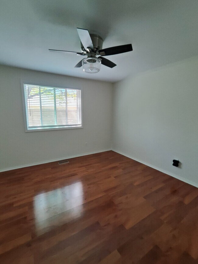 Building Photo - 955 Pheasant Ct