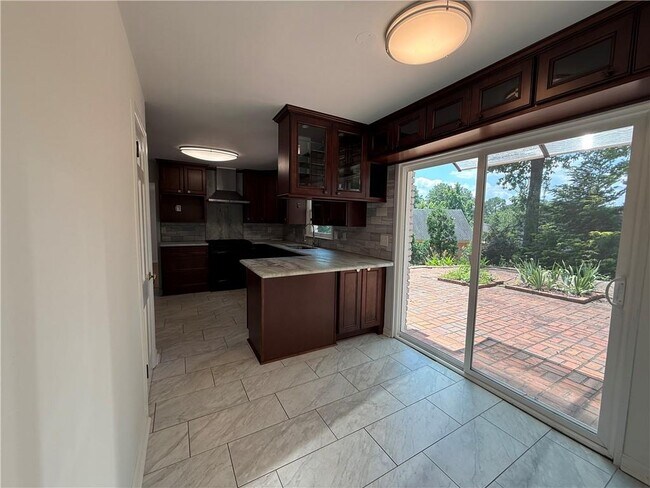 Building Photo - 800 Glenairy Dr NE