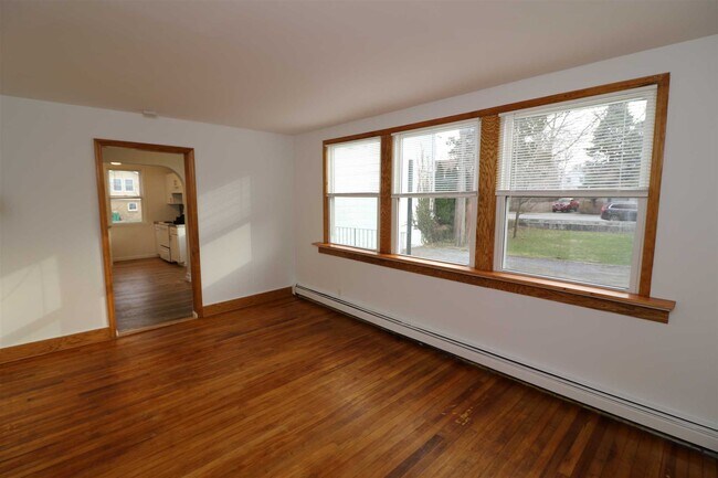 Building Photo - 128 Catherine St