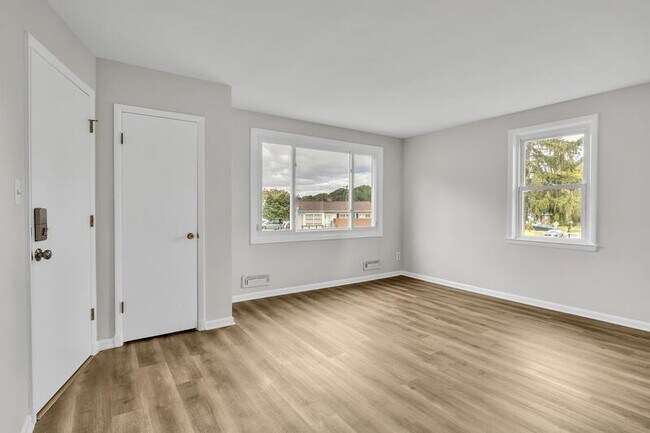 Building Photo - 6237 Laurelton Ave