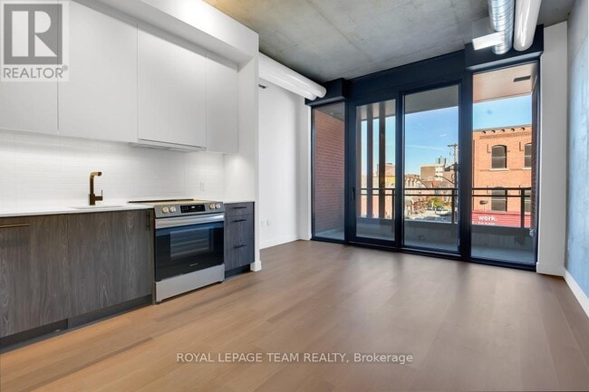 Building Photo - 10 James St