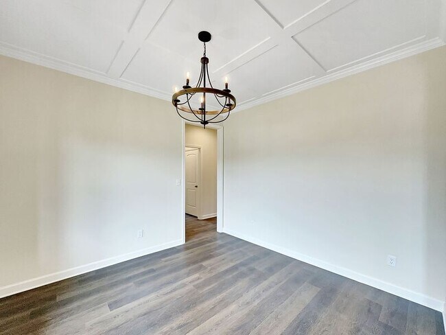 Building Photo - 5090 Summerfield Dr E