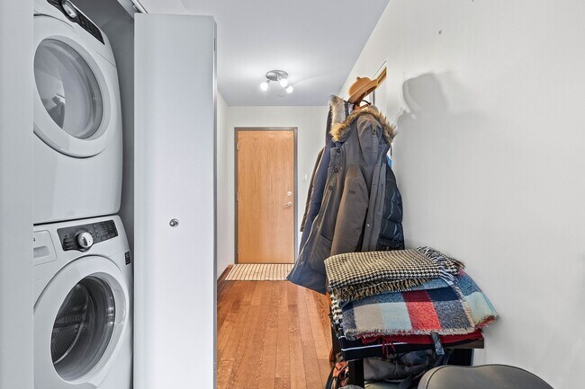 Building Photo - 1440 Rue Lucien-Paiement