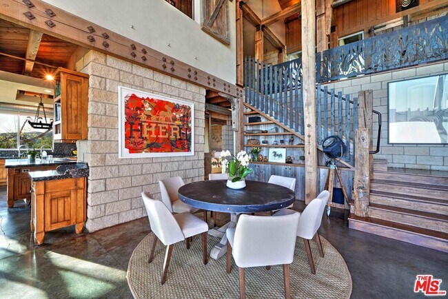 Foto del edificio - 3020 Corral Canyon Rd