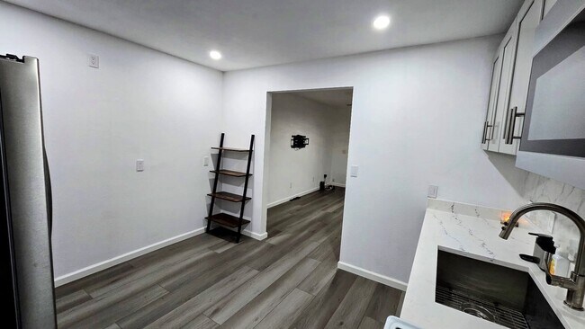 Building Photo - 4513 S Oak Dr