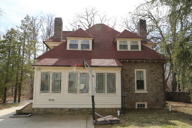 Building Photo - 1015 Cedar Rd