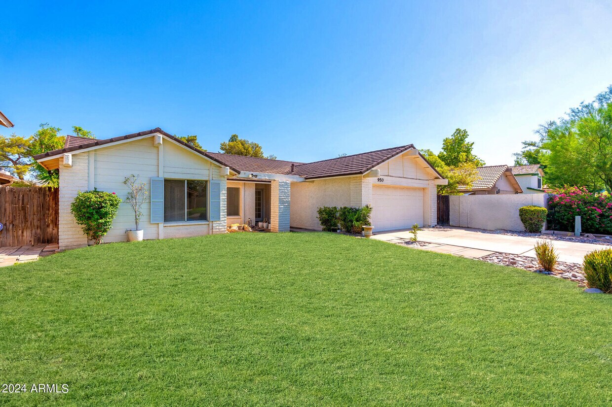 Foto principal - 950 E Lobster Trap Ln