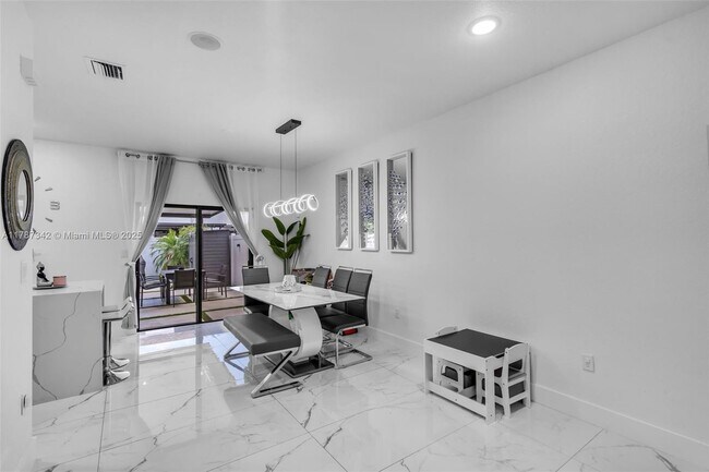 Foto del edificio - 3327 W 106th Ter