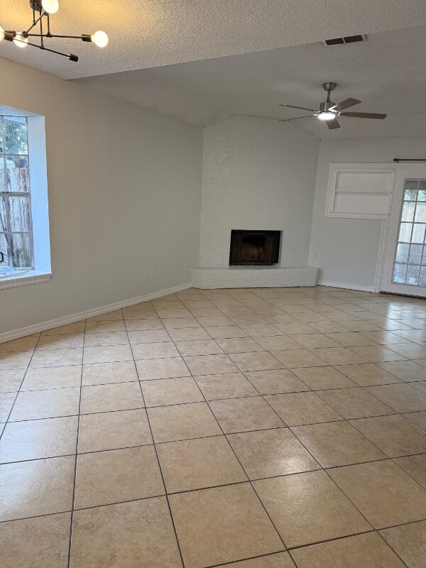 Foto del edificio - 142 Village Dr