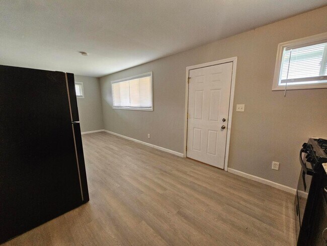 Building Photo - 406 Kelton Ave