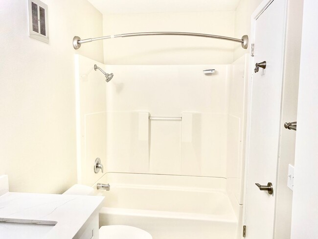 Foto del edificio - Freshly Renovated 1 Bedroom Townhouse with...