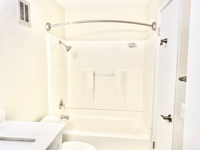 Building Photo - Freshly Renovated 1 Bedroom Townhouse with...