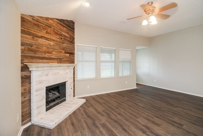 Foto del edificio - 430 Creekwood Ct