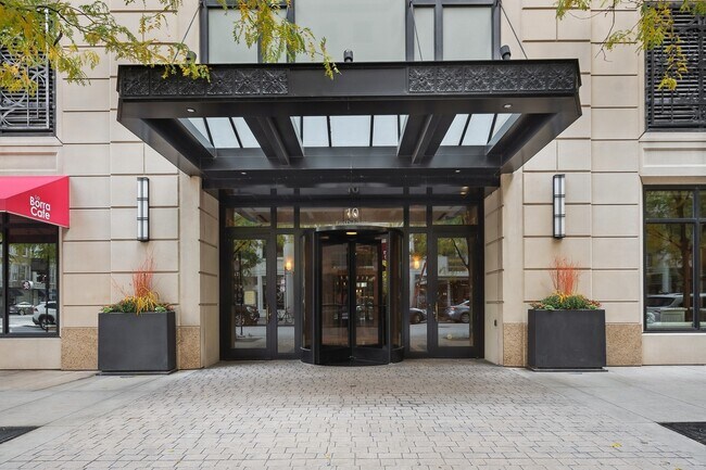 Foto del edificio - 10 E Delaware Pl