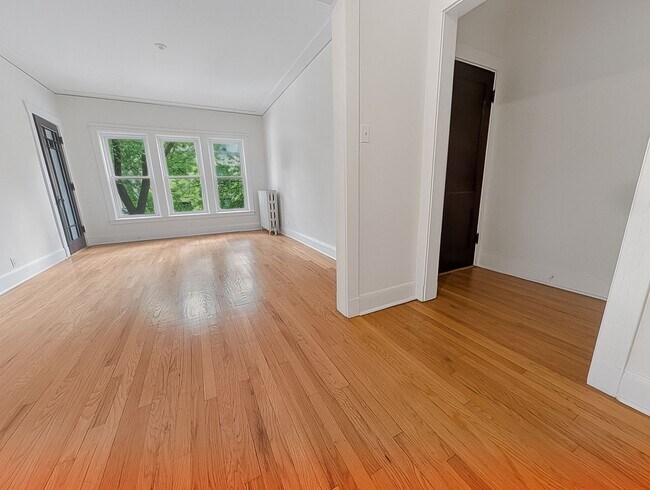 Foto del edificio - Large 3-bed/1-bath Apartment in the Heart of Rogers Park!
