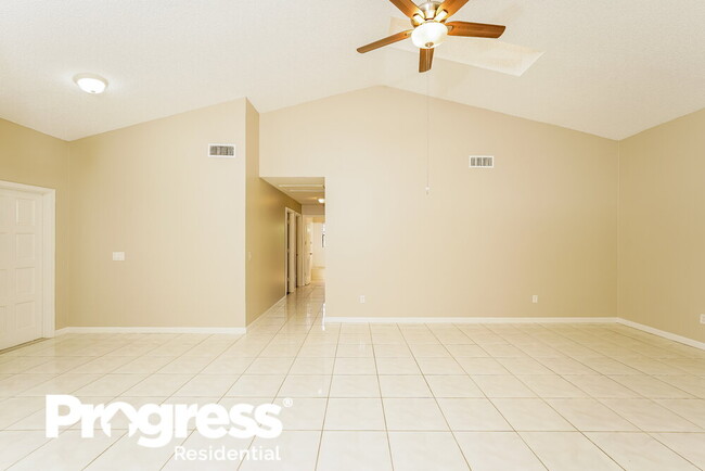 Building Photo - 679 Carnation Ct