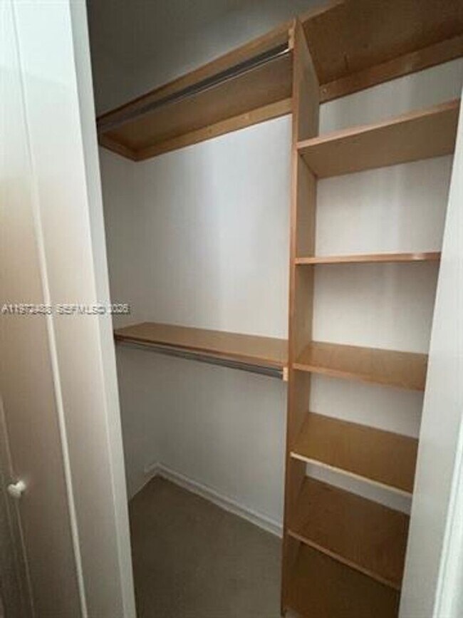 Foto del edificio - 400 S Le Jeune Rd