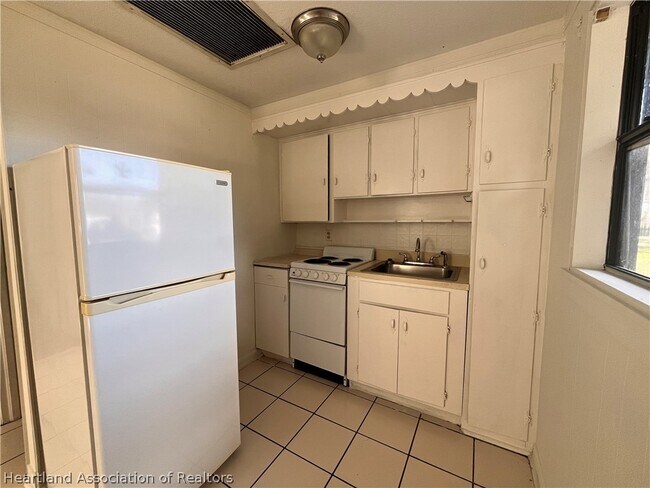 Building Photo - 2006 Sugrue Ave