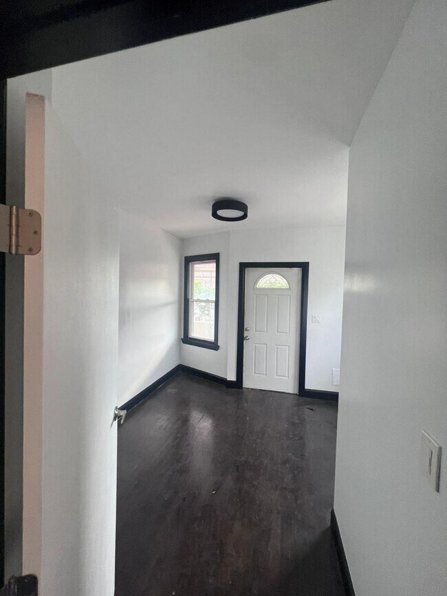 Building Photo - 3940 Hill Ave