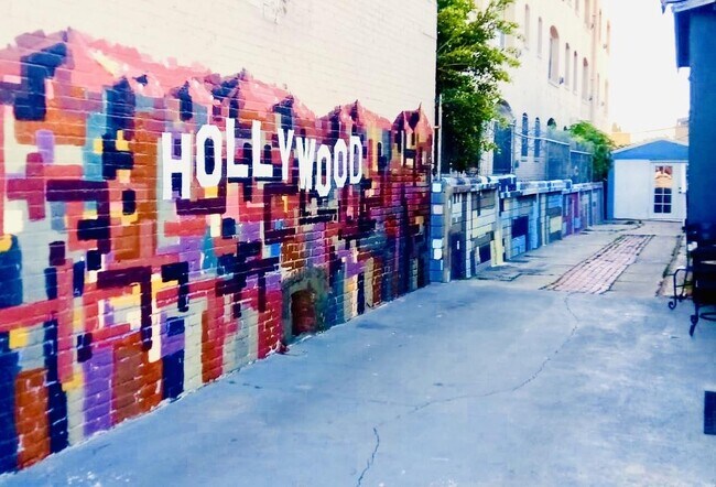 entrance to building - 5608 Fernwood Ave