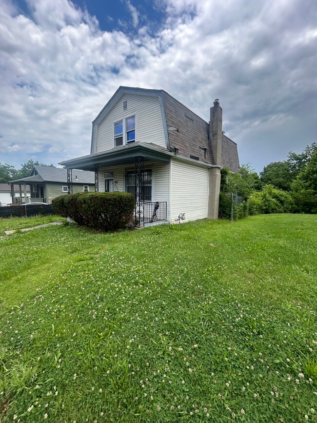 Building Photo - 5230 Thrush Ave