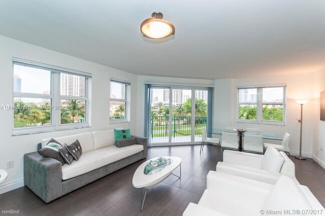 Foto del edificio - 3 br, 3 bath House - 19900 E Country Club ...