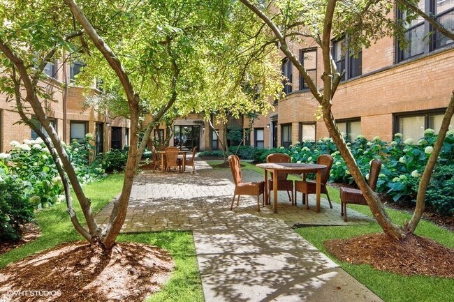 Foto del edificio - 7635 N Greenview Ave