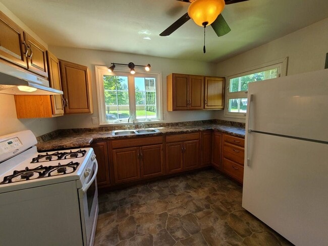 Building Photo - 3 Bedroom 1 Bath Ranch Near Schools and Pa...