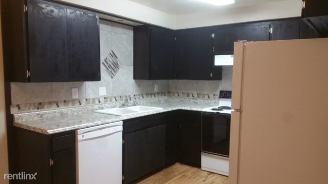 Building Photo - 2 br, 1 bath Apartment - 227 30th Place SE