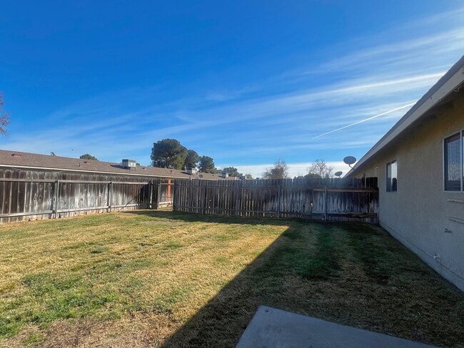 Building Photo - 2 Bedroom upgraded apartment