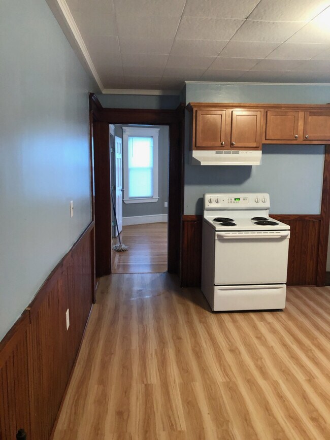 Building Photo - 7 - 9 Saxonia Ave