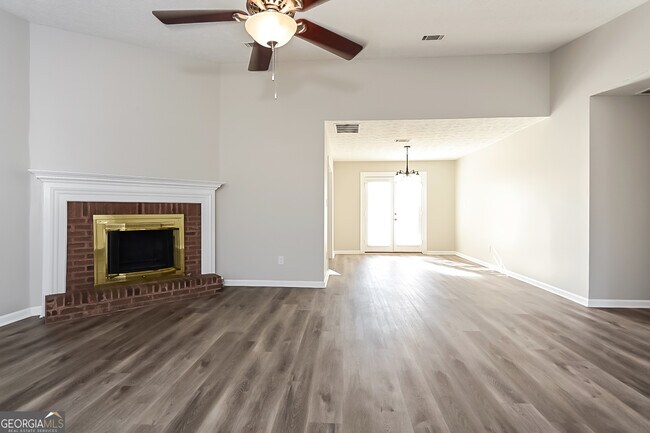 Foto del edificio - 561 Sunnyhill Dr