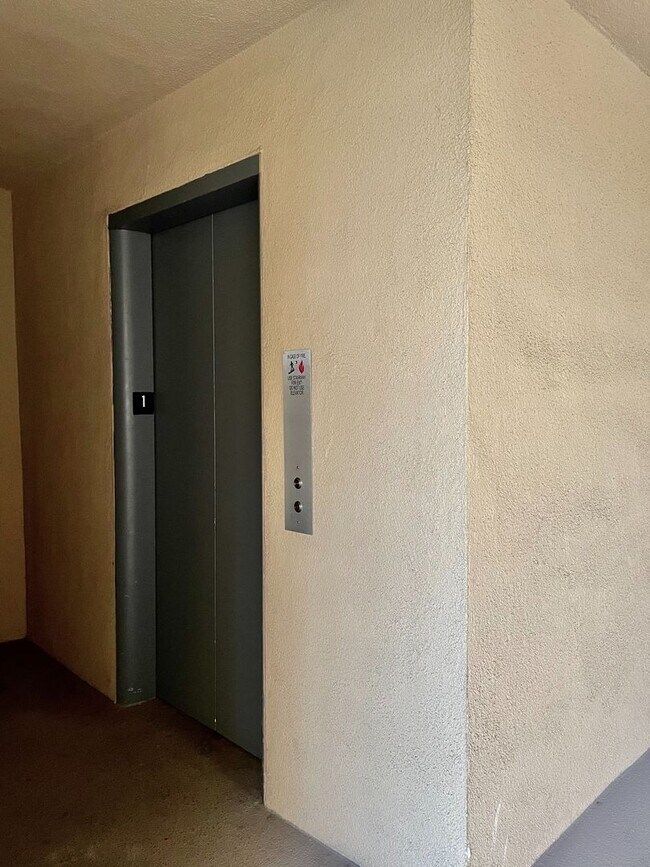 Foto del edificio - 2 Bedroom, 2 Bath Condo Blocks to the Beach, Pet Friendly, Sunset Views, Parking!
