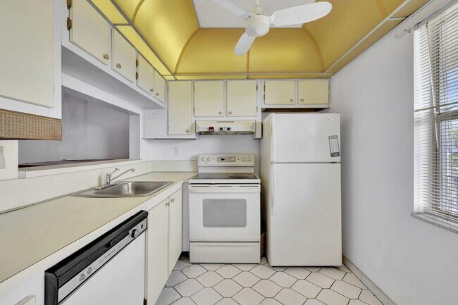 Foto del edificio - 9300 Lime Bay Blvd