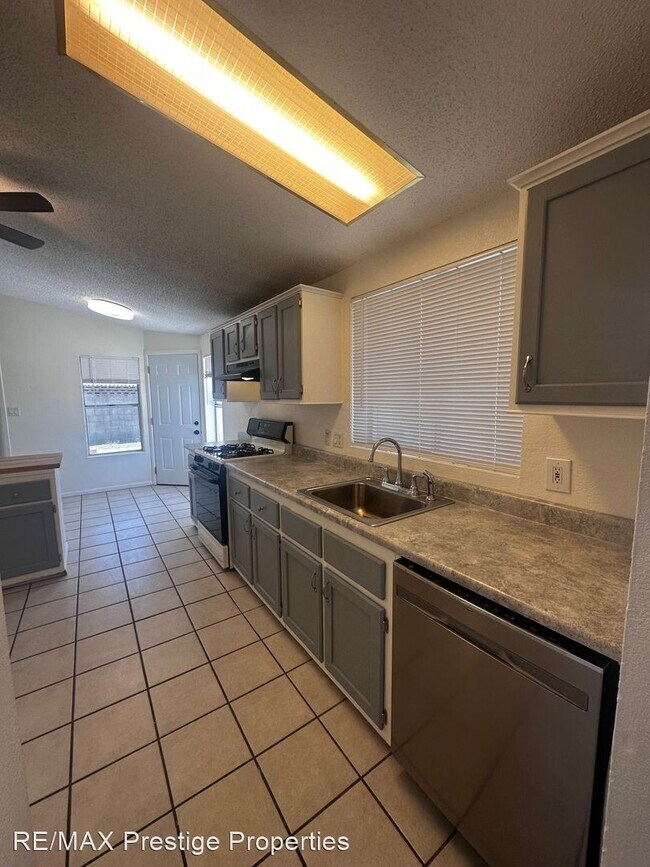 Building Photo - 3 br, 2.5 bath House - 2404 Phoenix Ave